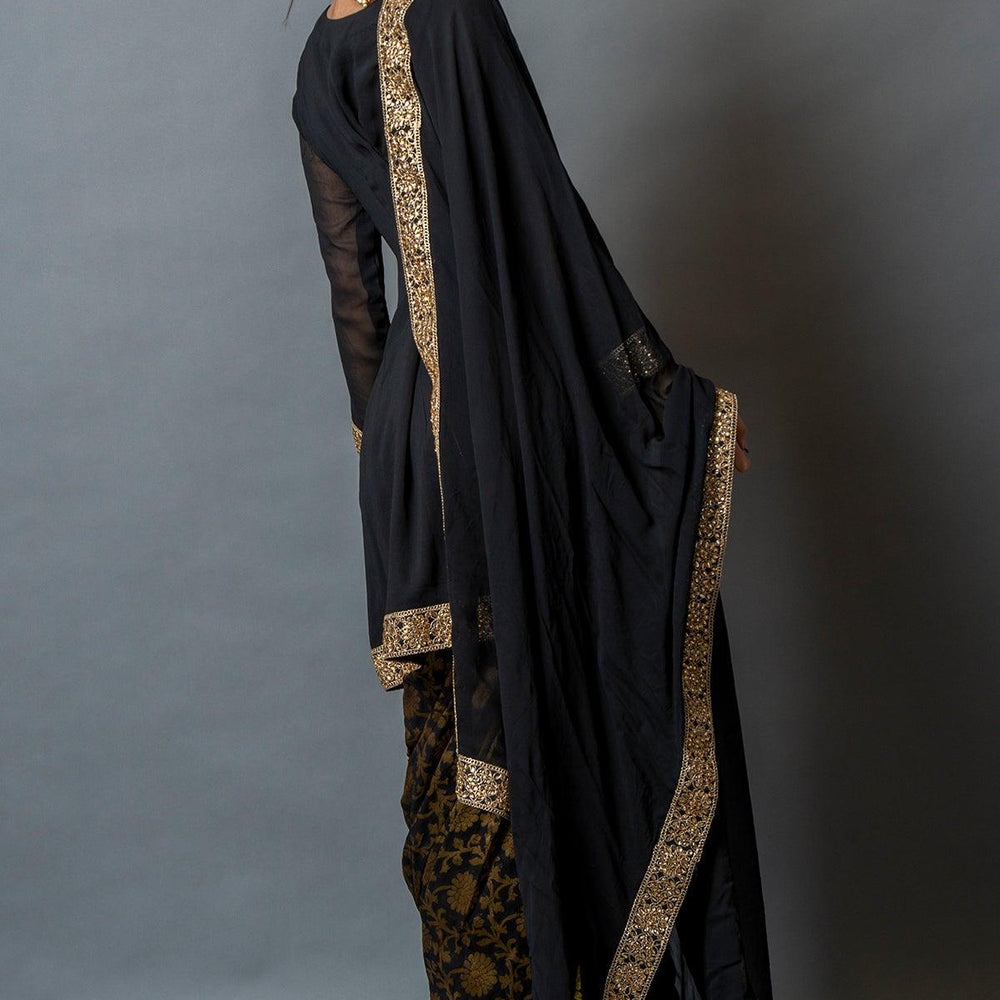 
                  
                    short black kameez with salwar
                  
                