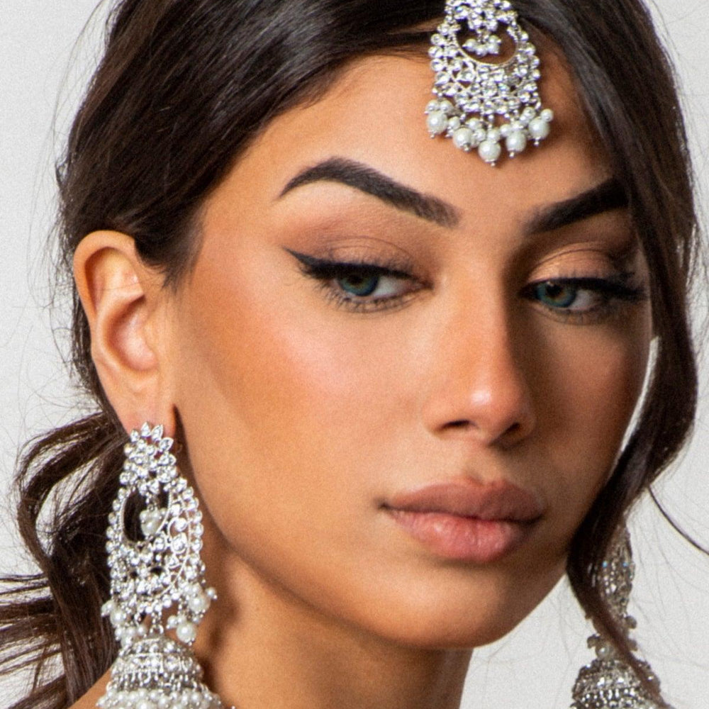 silver earrings and maang tikka