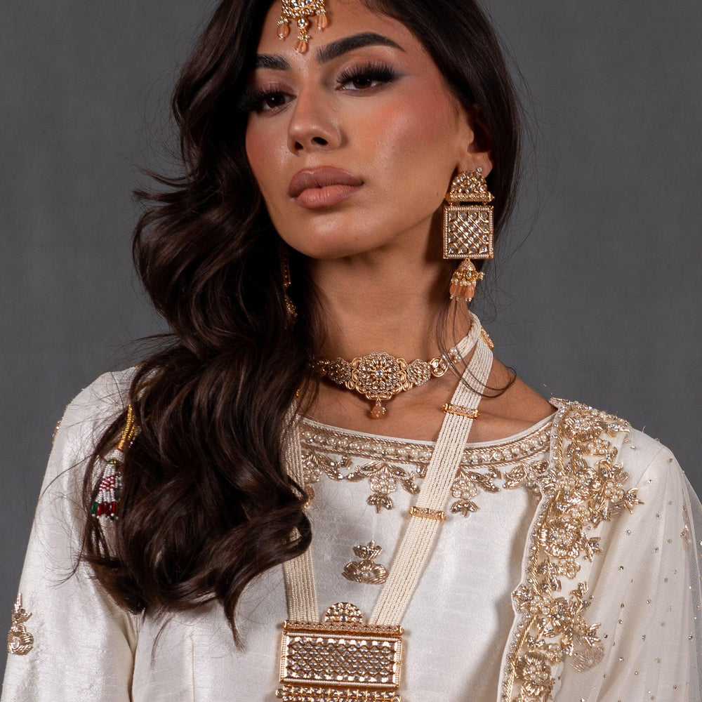 necklace and earrings with maang tikka 