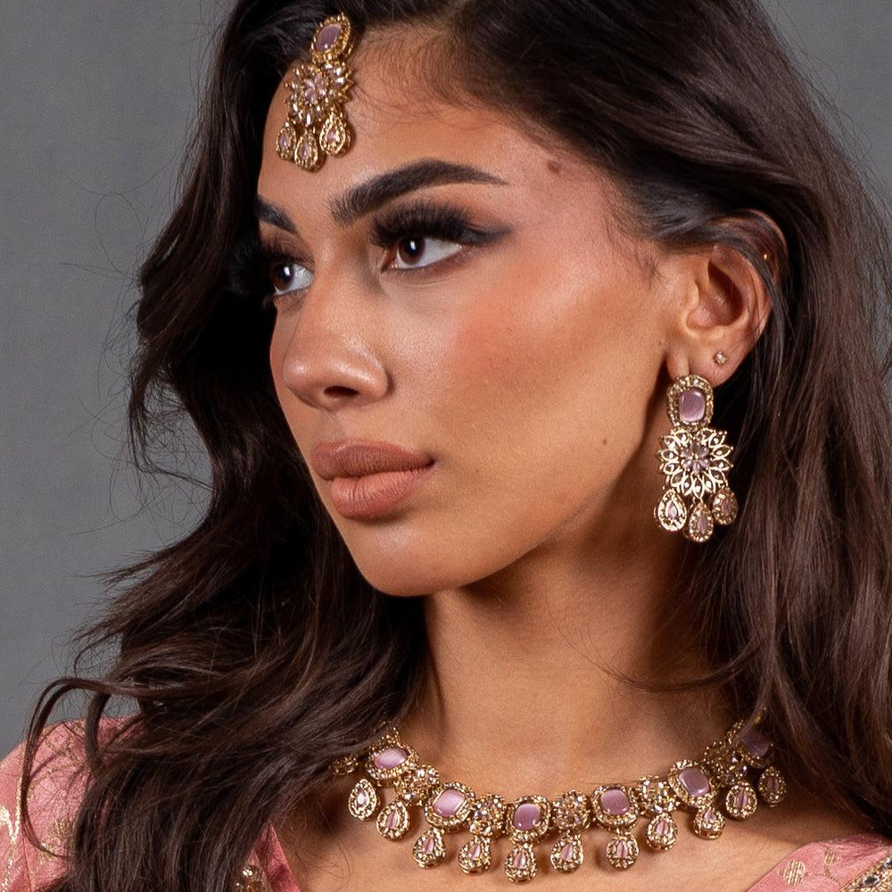 necklace with earrings and maang tikka