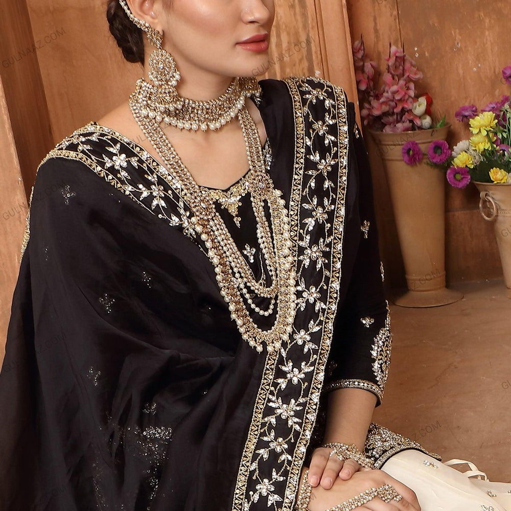 necklace with maang tikka and earrings