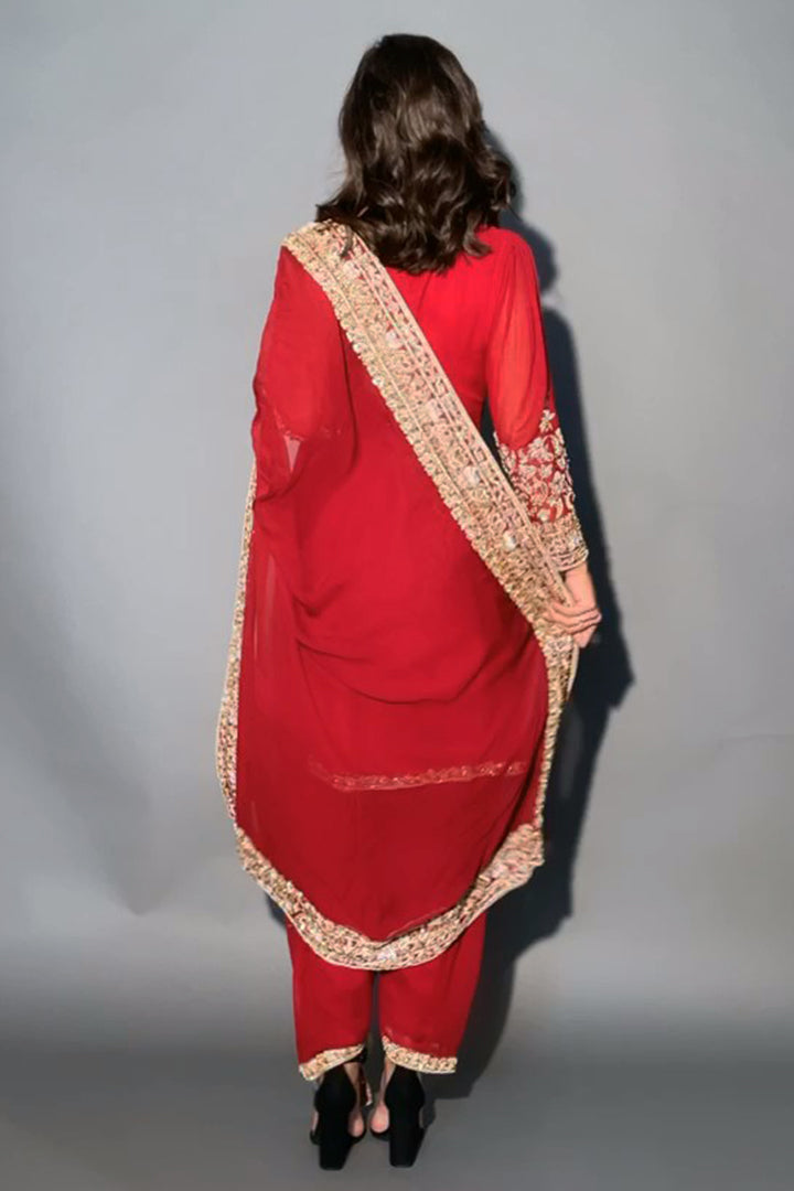
                  
                    Zaara
                  
                